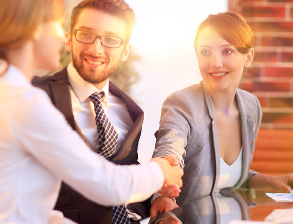 деловая женщина здоровается с работником рукопожатием
,