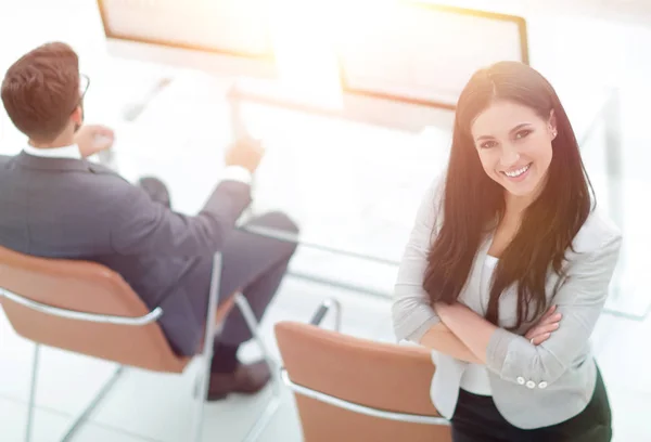 Mujer de negocios exitosa en el fondo de un lugar de trabajo moderno — Foto de Stock