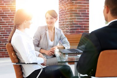 İş ekibi ofiste iş konularını tartışıyor