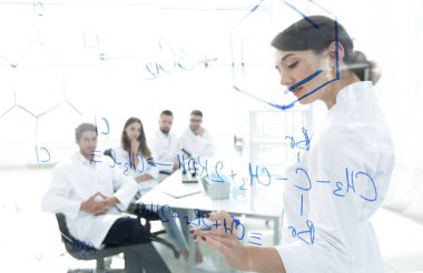 şeffaf yönetim kurulu ile görüntüleyin. kadın biyokimyacı bir rapor meslektaşları için yapar.