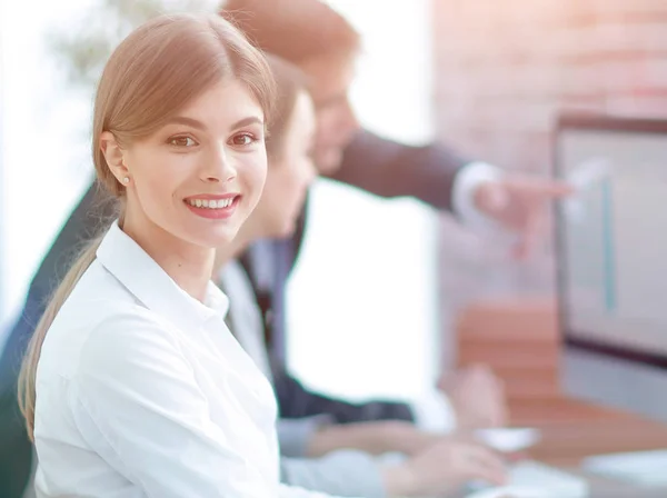 Junges professionelles und unternehmerisches Team diskutiert Finanzdaten. — Stockfoto