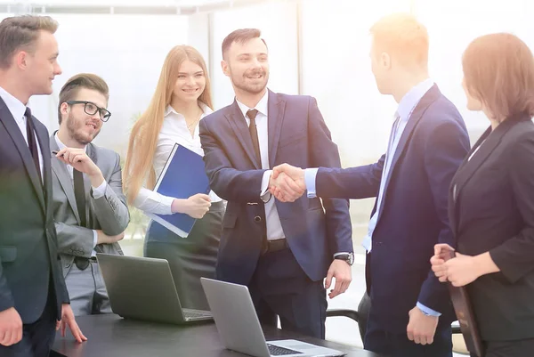 Vertegenwoordigers van de twee business teams begroeten elkaar — Stockfoto