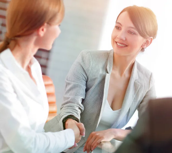 Handshake of a Manager, and a client sitting behind a Desk — Stock Photo, Image