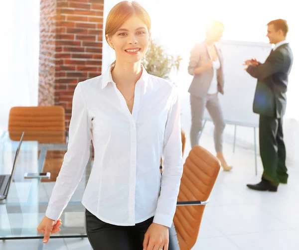 Jeune femme assistante debout près du bureau . — Photo