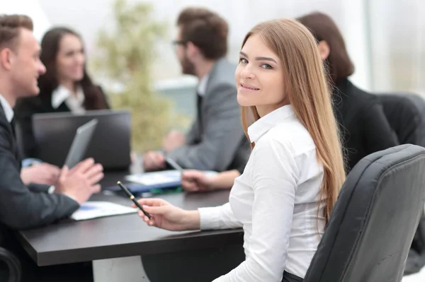 Joven mujer de negocios en el cargo — Foto de Stock