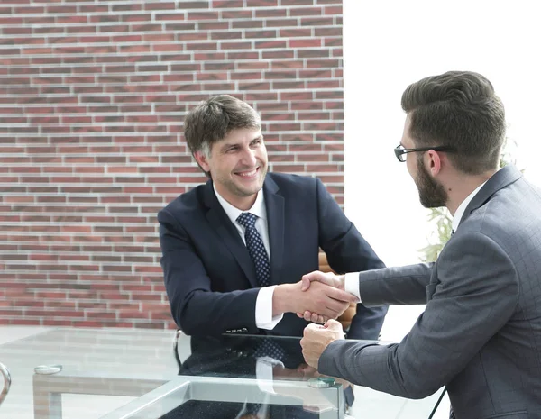 Saludo apretón de manos de los colegas en el escritorio — Foto de Stock