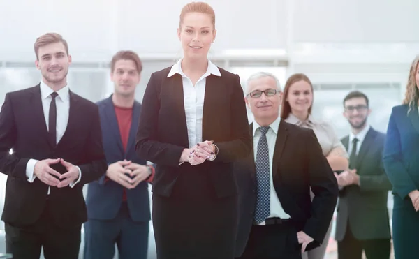 Αυτοπεποίθηση γυναίκα που στέκεται μπροστά από την ομάδα του business. — Φωτογραφία Αρχείου