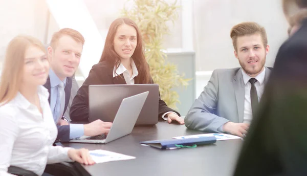 Retrato del equipo empresarial exitoso en el lugar de trabajo — Foto de Stock