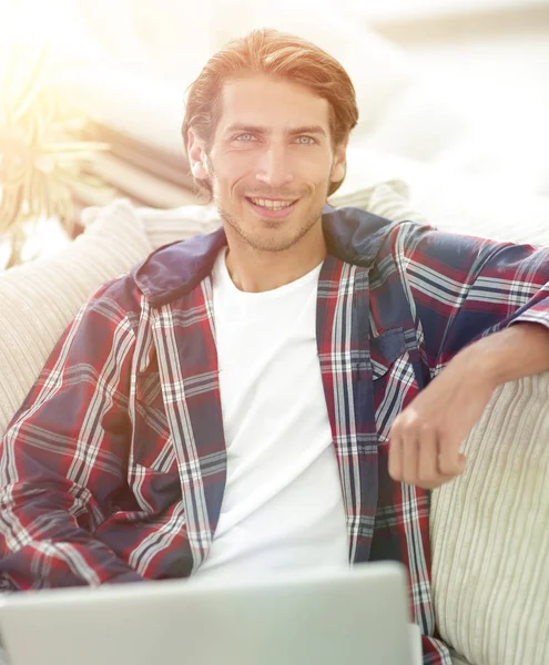 Ragazzo di successo che lavora sul computer portatile e guardando la fotocamera. vista da — Foto Stock