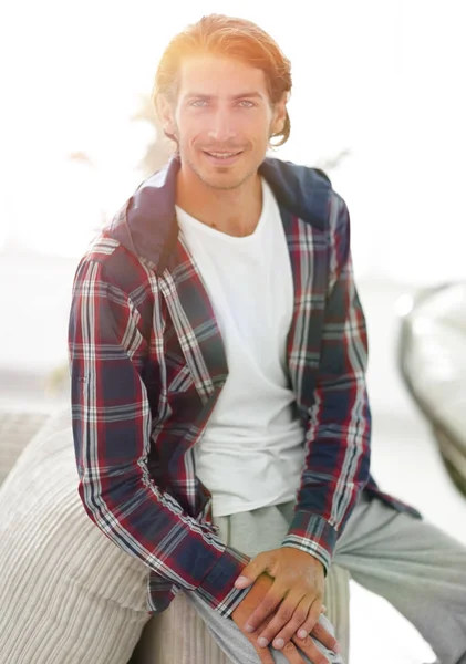 Portret van een succesvolle man in een gecontroleerde shirt. — Stockfoto