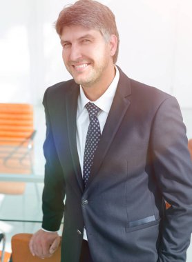 Resepsiyon tarafından ayakta başarılı iş adamı.