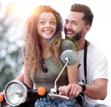 Bir şehirde güneşli bir günde sürme çekici çift