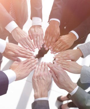 İş adamları birbirlerine ellerini uzatıyorlar.