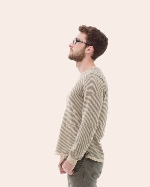 Yan görünümü. Kendine güvenen genç adam