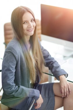 bir masada oturan kadın ofis çalışanı