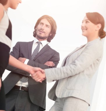 İş adamları geniş pencereli odaya karşı el sıkışıyor