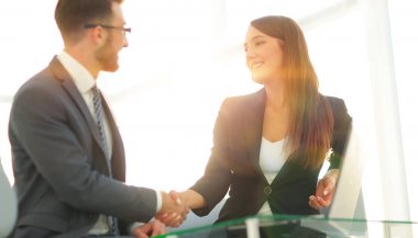 İyi bir anlaşma sonra başarılı işadamları el sıkışma.