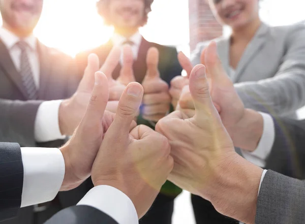 Equipo de negocios mostrando pulgares hacia arriba. — Foto de Stock