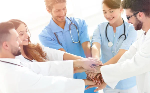 Doktorlar ve hemşireler el ele tutuşuyor. karşılıklı yardım kavramı. — Stok fotoğraf