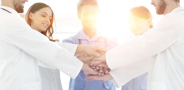 Lekarze i pielęgniarki układają ręce. pojęcie wzajemnej pomocy. — Zdjęcie stockowe