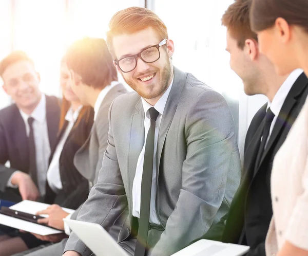 Empleado con colegas antes de la reunión informativa — Foto de Stock