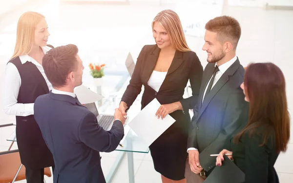 Handshake Manager und der Kunde nach der Vertragsunterzeichnung — Stockfoto