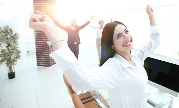 Bem-sucedida mulher de negócios feliz sentado na mesa . — Fotografia de Stock