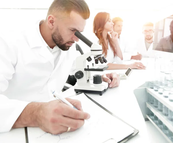 Joven científico trabaja en el laboratorio. — Foto de Stock