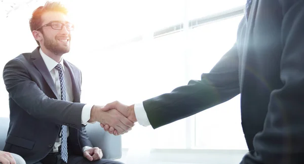 Kézfogás üzleti partnerek az irodában — Stock Fotó