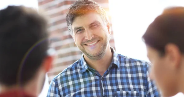 Retrato de empresario confiado con colegas, antecedentes — Foto de Stock