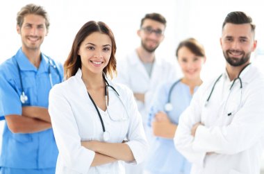 Çekici kadın doktor ile sağlık stetoskop tıbbi grup önünde