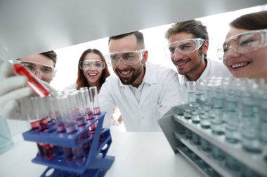 bilim adamları ve laboratuvarda çalışan Eczacılar grubu