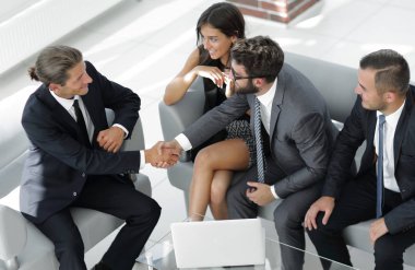 el sıkışma Yöneticisi ve ofis lobisinde otururken istemci.