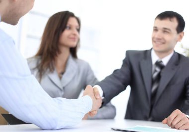 İş yerinde el sıkışma iş ortakları