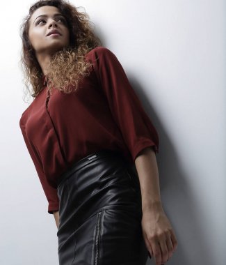 genç kadın bir beyaz ekranda yaslanmış