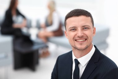 Bulanık arka plandaki başarılı iş adamı