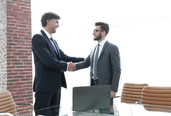 Socios comerciales de reuniones en la oficina . — Foto de Stock