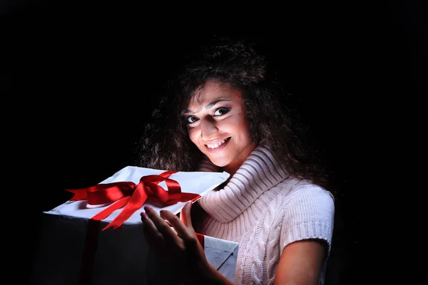 Glad ung kvinna öppna en julklapp — Stockfoto