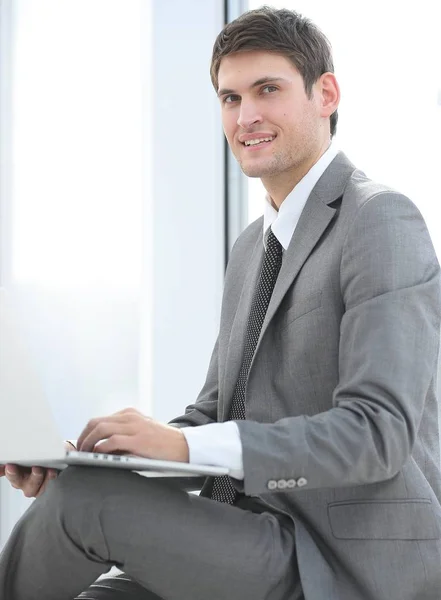 Hombre de negocios hablando en Internet usando un ordenador portátil —  Fotos de Stock