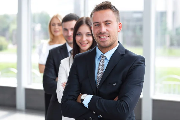 Närbild. ledaren står framför det business-teamet — Stockfoto