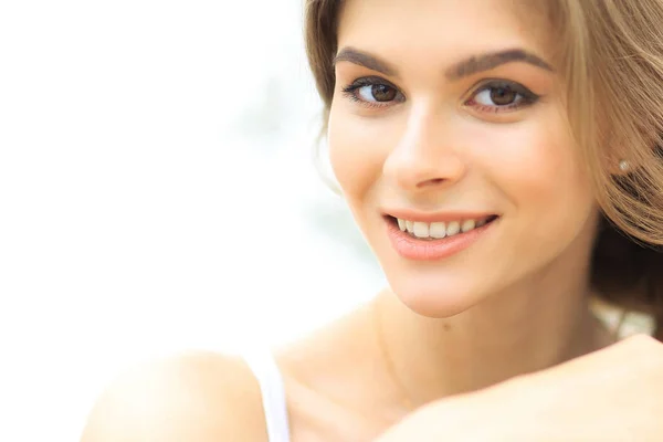 Ritratto ravvicinato di una giovane donna sorridente con trucco leggero — Foto Stock