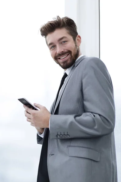 Homem elegante de terno está lendo informações no telefone — Fotografia de Stock