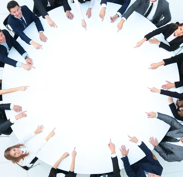 Gruppe von Geschäftsleuten, die am runden Tisch sitzen. das Geschäftskonzept — Stockfoto