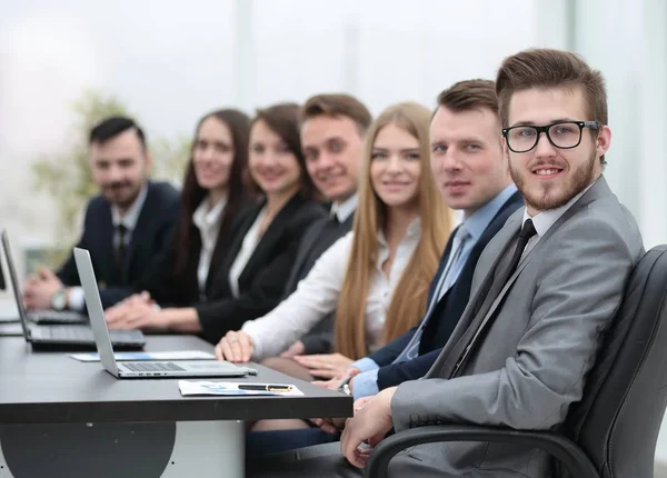 Business team zit aan de balie in de vergaderzaal — Stockfoto