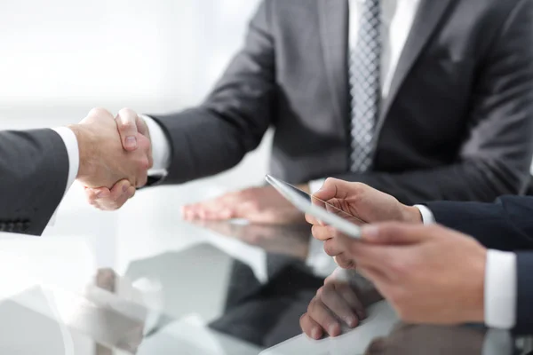 Due uomini d'affari fiduciosi stringono la mano durante un incontro nel — Foto Stock