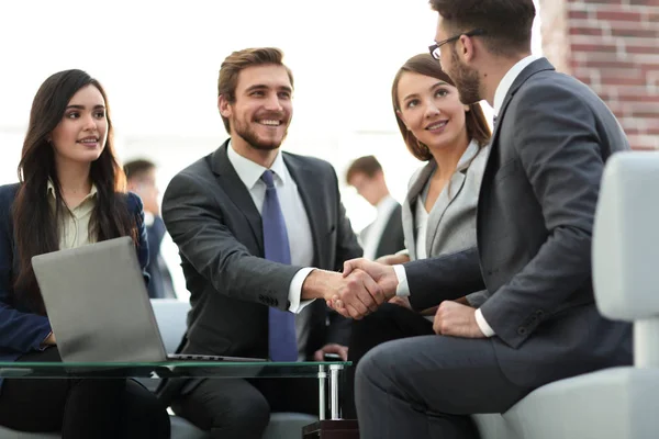 Dos colegas apretón de manos después de la reunión . — Foto de Stock