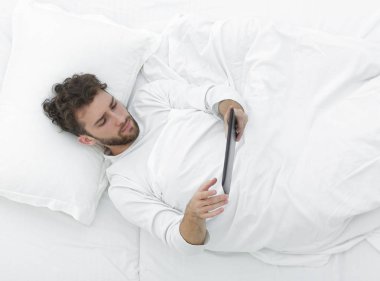 arka plan görüntüsü. Dijital tablet ile çalışan adam.