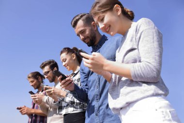 Ağ aramak için akıllı telefonlar kullanan gençlerin