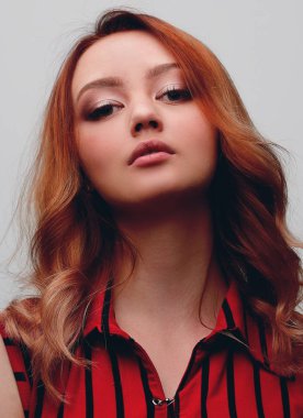 Sarışın kıvırcık saç modeli ve kırmızı dudaklar ile