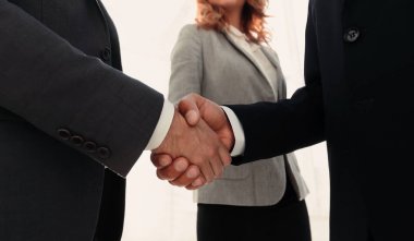 İş adamı tokalaşmasını toplantı odasında kapatın.